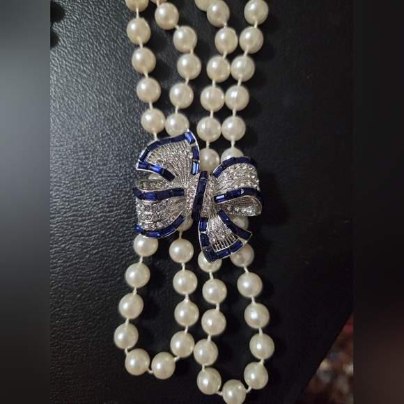 Elegant Pearl Necklace with Blue & Silver Bow Brooch With Rhinestones - Picture 3 of 3